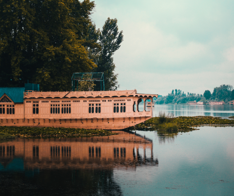 Why a Kashmir Shikara Houseboat Experience is a Once-in-a-Lifetime Adventure You Can't Miss